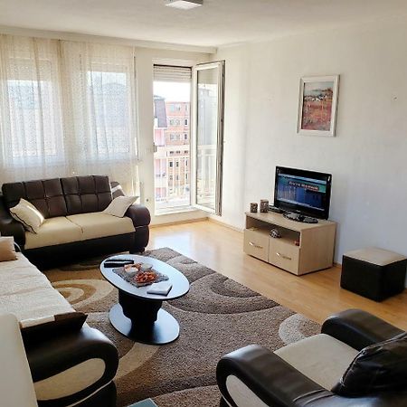 Welcoming In Prishtina Apartment พริสตีนา ภายนอก รูปภาพ